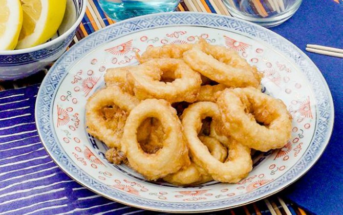 Crispy battered fried squid rings (Calamares a la Romana) served with lemon wedges