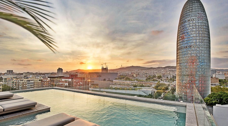 Vibe: Modern rooftop with pool, relaxed lounge seating, and open city views near Torre Glòries

Best For: Sunset drinks, chilled evenings, skyline views without the chaos of the city center

Price: €8–€14 per cocktail

Tip: Go just before sunset for the best light over the city; it’s much calmer than central hotel rooftops