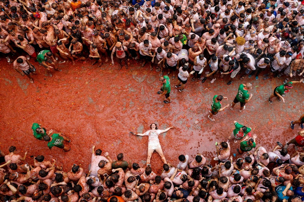 People covered in tomatoes during La Tomatina festival