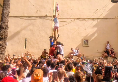 Palo jabón tradition at La Tomatina in Buñol